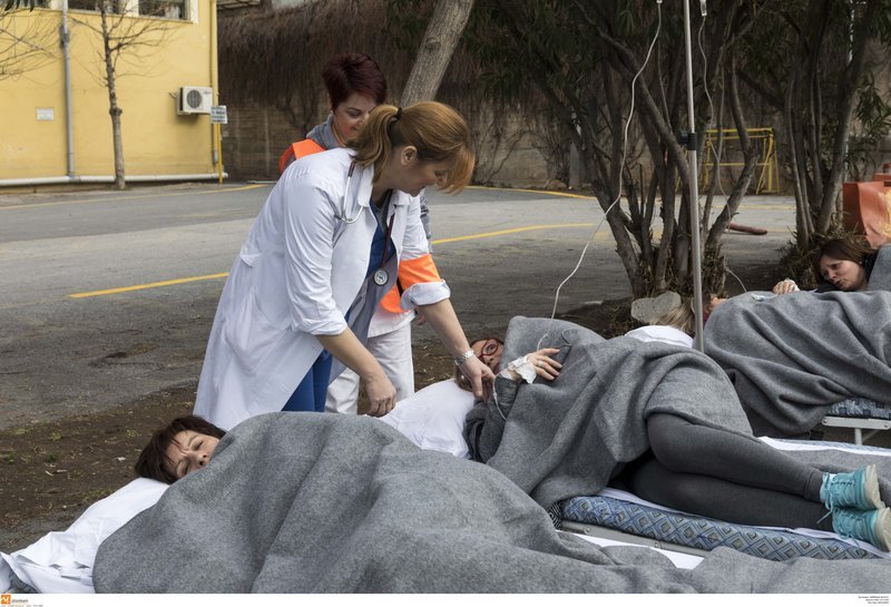 Ασκηση απεγκλωβισμού στο ΑΧΕΠΑ -Ρεαλιστική, με φορεία, οξυγόνα και τραυματίες [εικόνες & βίντεο] | iefimerida.gr 11