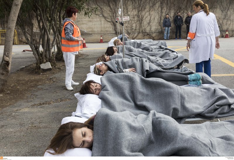 Ασκηση απεγκλωβισμού στο ΑΧΕΠΑ -Ρεαλιστική, με φορεία, οξυγόνα και τραυματίες [εικόνες & βίντεο] | iefimerida.gr 12