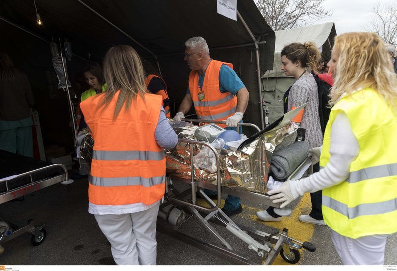 Ασκηση απεγκλωβισμού στο ΑΧΕΠΑ -Ρεαλιστική, με φορεία, οξυγόνα και τραυματίες [εικόνες & βίντεο] | iefimerida.gr 9
