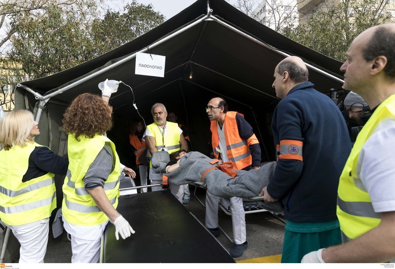 Ασκηση απεγκλωβισμού στο ΑΧΕΠΑ -Ρεαλιστική, με φορεία, οξυγόνα και τραυματίες [εικόνες & βίντεο] | iefimerida.gr 8