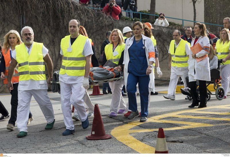 Ασκηση απεγκλωβισμού στο ΑΧΕΠΑ -Ρεαλιστική, με φορεία, οξυγόνα και τραυματίες [εικόνες & βίντεο] | iefimerida.gr 7