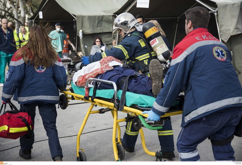 Ασκηση απεγκλωβισμού στο ΑΧΕΠΑ -Ρεαλιστική, με φορεία, οξυγόνα και τραυματίες [εικόνες & βίντεο] | iefimerida.gr 6