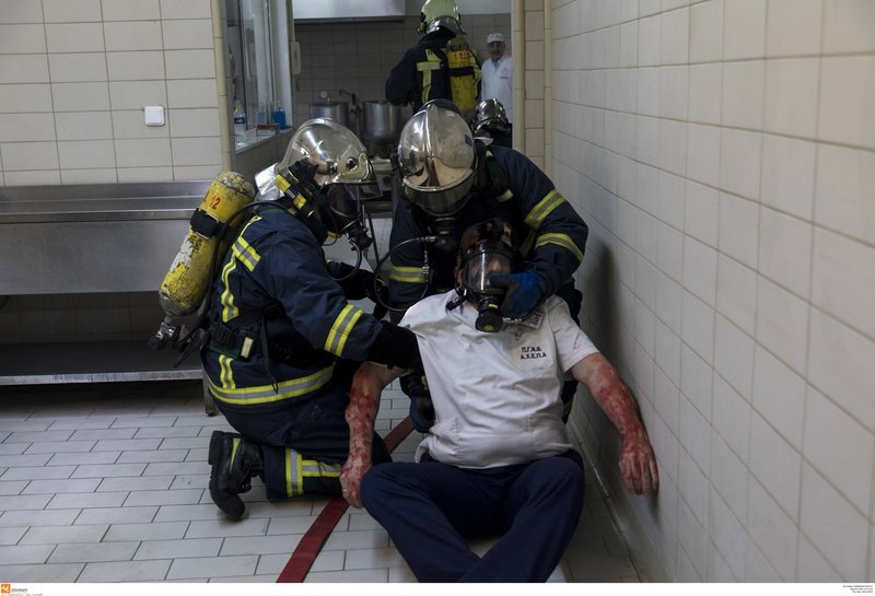 Ασκηση απεγκλωβισμού στο ΑΧΕΠΑ -Ρεαλιστική, με φορεία, οξυγόνα και τραυματίες [εικόνες & βίντεο] | iefimerida.gr 3