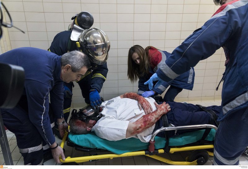 Ασκηση απεγκλωβισμού στο ΑΧΕΠΑ -Ρεαλιστική, με φορεία, οξυγόνα και τραυματίες [εικόνες & βίντεο] | iefimerida.gr 2