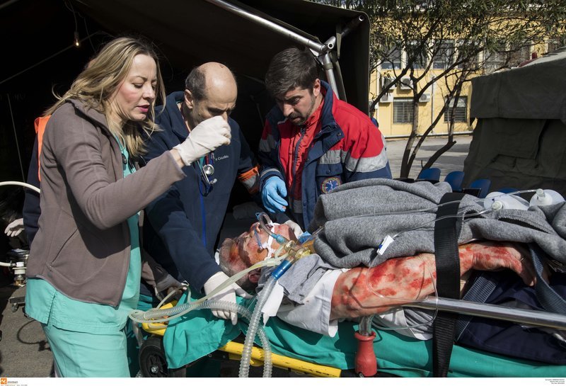 Ασκηση απεγκλωβισμού στο ΑΧΕΠΑ -Ρεαλιστική, με φορεία, οξυγόνα και τραυματίες [εικόνες & βίντεο] | iefimerida.gr 1