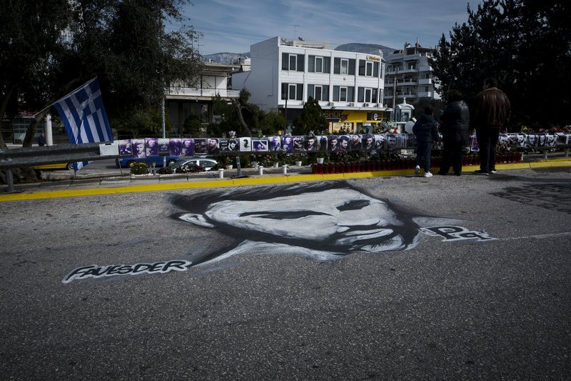 Μνημόσυνο για τον Παντελή Παντελίδη -Τραγούδια και δάκρυα στο σημείο που έχασε τη ζωή του [εικόνες] | iefimerida.gr 9