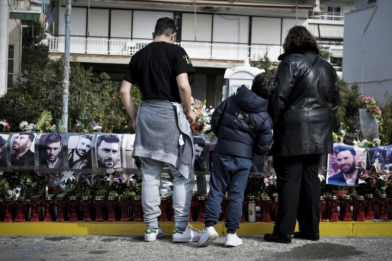Μνημόσυνο για τον Παντελή Παντελίδη -Τραγούδια και δάκρυα στο σημείο που έχασε τη ζωή του [εικόνες] | iefimerida.gr 4