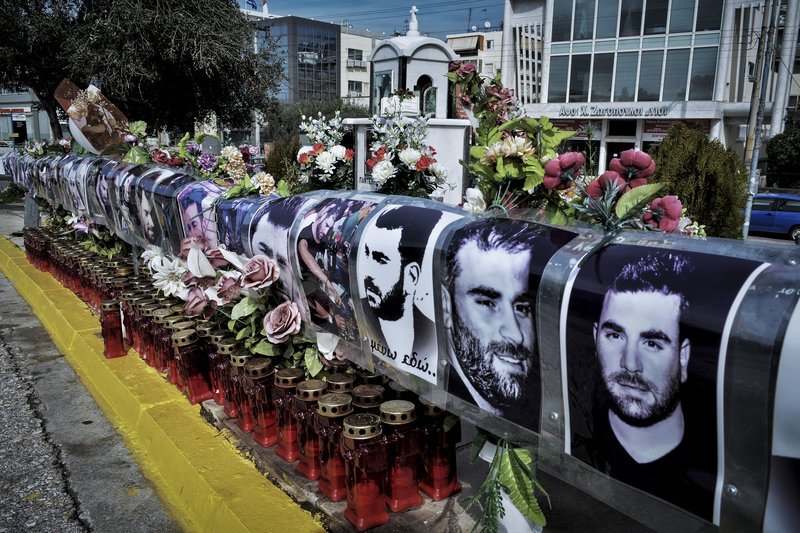 Μνημόσυνο για τον Παντελή Παντελίδη -Τραγούδια και δάκρυα στο σημείο που έχασε τη ζωή του [εικόνες] | iefimerida.gr 6