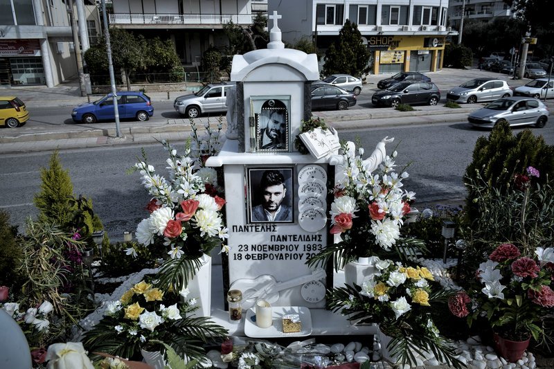 Μνημόσυνο για τον Παντελή Παντελίδη -Τραγούδια και δάκρυα στο σημείο που έχασε τη ζωή του [εικόνες] | iefimerida.gr 1