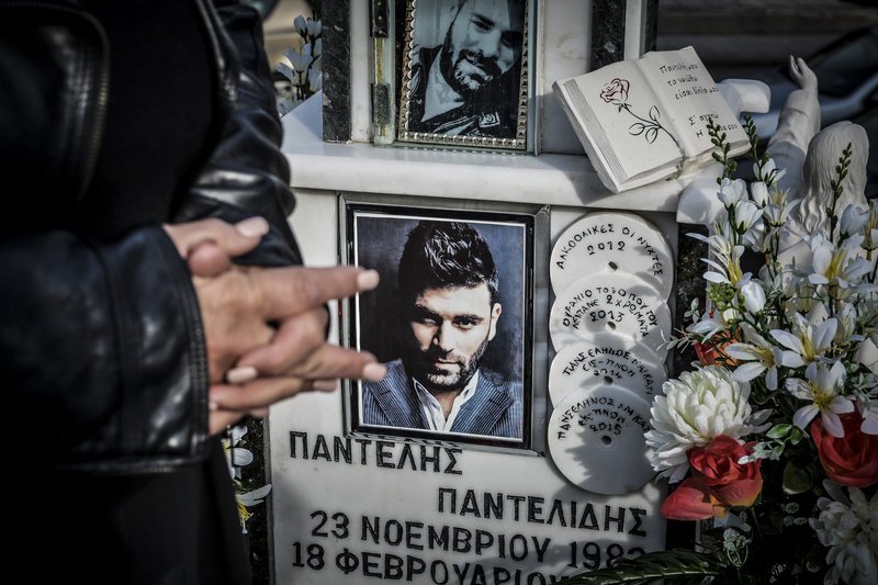 Μνημόσυνο για τον Παντελή Παντελίδη -Τραγούδια και δάκρυα στο σημείο που έχασε τη ζωή του [εικόνες] | iefimerida.gr 0