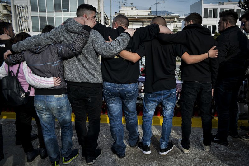 Μνημόσυνο για τον Παντελή Παντελίδη -Τραγούδια και δάκρυα στο σημείο που έχασε τη ζωή του [εικόνες] | iefimerida.gr 3