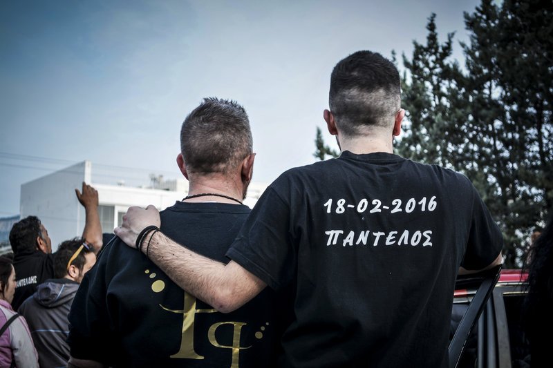 Μνημόσυνο για τον Παντελή Παντελίδη -Τραγούδια και δάκρυα στο σημείο που έχασε τη ζωή του [εικόνες] | iefimerida.gr 2