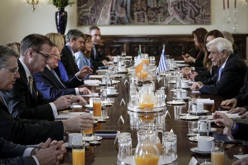 Με μηνύματα προς Τουρκία, ΠΓΔΜ και Ευρώπη η συνάντηση Παυλόπουλου-Χίγκινς στο Προεδρικό [εικόνες] | iefimerida.gr 0