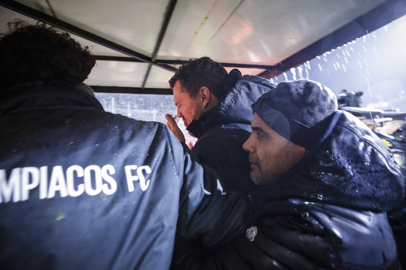 Ενταση στην Τούμπα: Χτύπησε από ρολό χαρτί ο προπονητής του Ολυμπιακού Οσκαρ Γκαρθία! [εικόνες & βίντεο] | iefimerida.gr 4