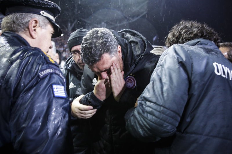 Ενταση στην Τούμπα: Χτύπησε από ρολό χαρτί ο προπονητής του Ολυμπιακού Οσκαρ Γκαρθία! [εικόνες & βίντεο] | iefimerida.gr 3