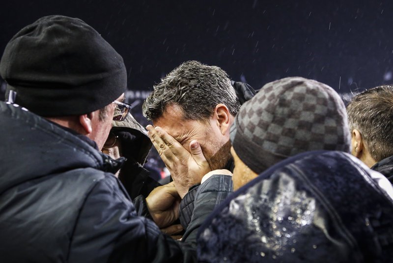 Ενταση στην Τούμπα: Χτύπησε από ρολό χαρτί ο προπονητής του Ολυμπιακού Οσκαρ Γκαρθία! [εικόνες & βίντεο] | iefimerida.gr 2