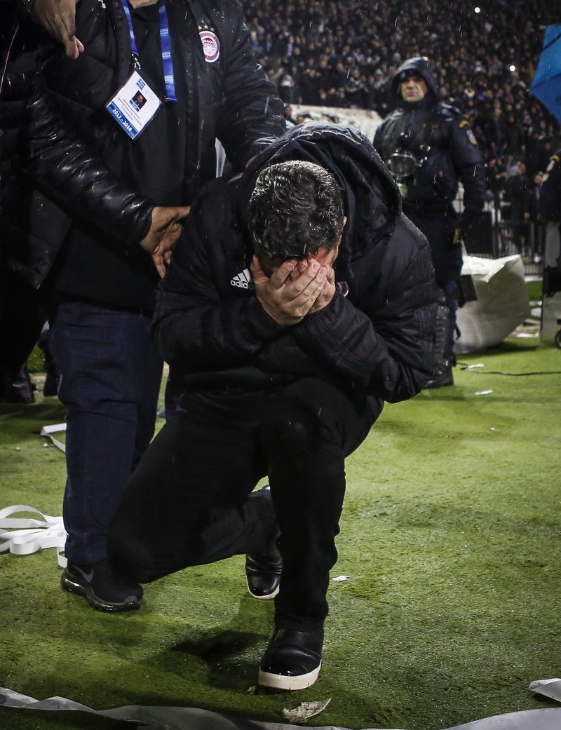 Ενταση στην Τούμπα: Χτύπησε από ρολό χαρτί ο προπονητής του Ολυμπιακού Οσκαρ Γκαρθία! [εικόνες & βίντεο] | iefimerida.gr 1