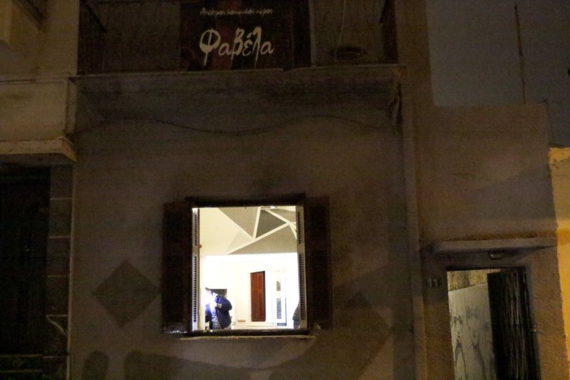 Εικόνες από την επίθεση Χρυσαυγιτών στο αντιεξουσιαστικό στέκι «Φαβέλα» στον Πειραιά | iefimerida.gr 2