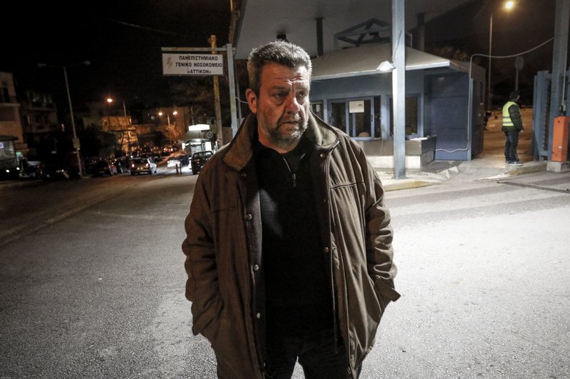 Εικόνες από την επίθεση Χρυσαυγιτών στο αντιεξουσιαστικό στέκι «Φαβέλα» στον Πειραιά | iefimerida.gr 1