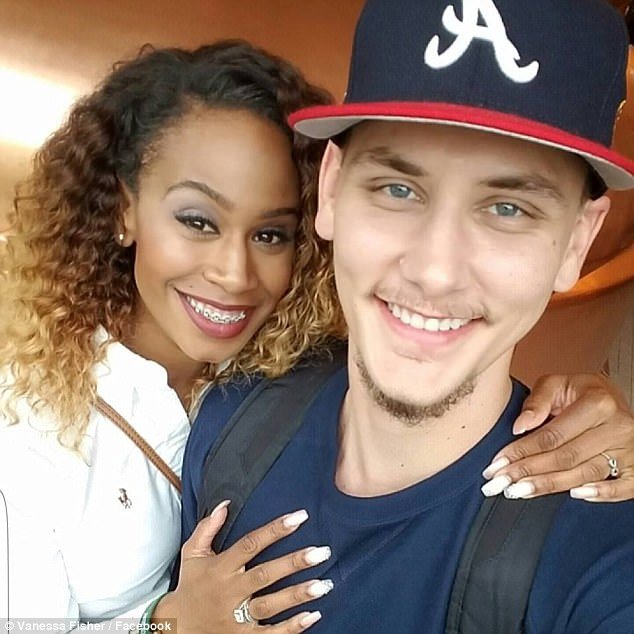 Viral βίντεο: Ο γιατρός γυρνάει το μωρό εγκύου, ζουλώντας της την κοιλιά  | iefimerida.gr 1