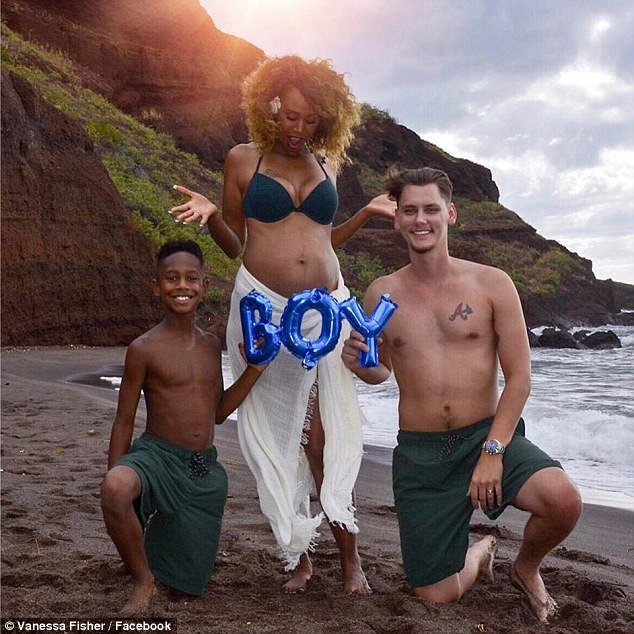 Viral βίντεο: Ο γιατρός γυρνάει το μωρό εγκύου, ζουλώντας της την κοιλιά  | iefimerida.gr 2