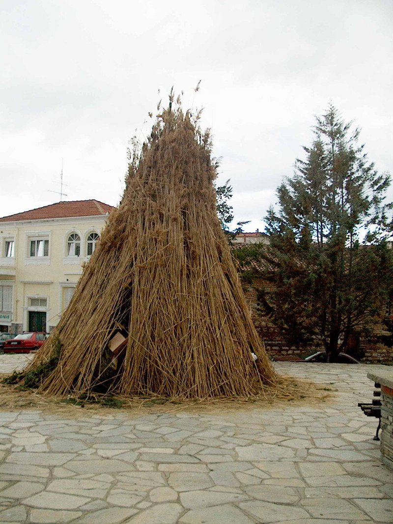 Αναψαν οι Μπουμπούνες στην Καστοριά -Προχριστιανικό έθιμο, αναλλοίωτο [εικόνες & βίντεο] | iefimerida.gr 0
