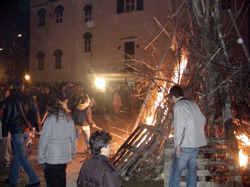 Αναψαν οι Μπουμπούνες στην Καστοριά -Προχριστιανικό έθιμο, αναλλοίωτο [εικόνες & βίντεο] | iefimerida.gr 1