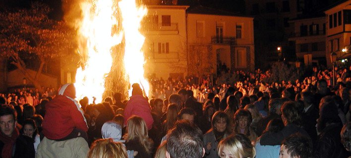 Αναψαν οι Μπουμπούνες στην Καστοριά -Προχριστιανικό έθιμο, αναλλοίωτο [εικόνες & βίντεο] | iefimerida.gr 2