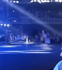 Σπάνια δημόσια εμφάνιση Θόδωρου και Γιάννας Αγγελοπούλου -Διασκέδασαν στον Ρέμο [εικόνες] | iefimerida.gr 1