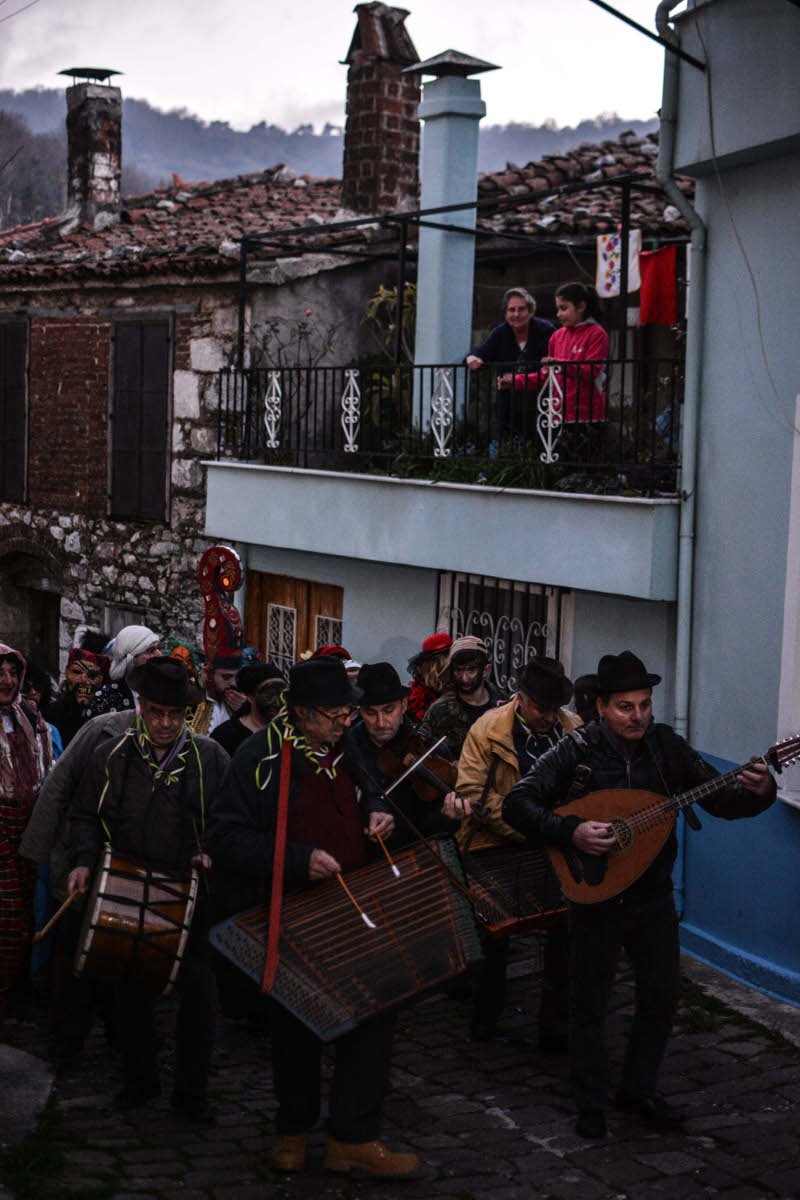 Λέσβος: Αναβίωσε το έθιμο της περικεφαλαίας στην Αγιάσο -Με επικεφαλής τον «Μεγαλέξαντρο» [εικόνες] | iefimerida.gr 0