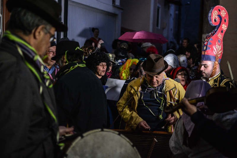 Λέσβος: Αναβίωσε το έθιμο της περικεφαλαίας στην Αγιάσο -Με επικεφαλής τον «Μεγαλέξαντρο» [εικόνες] | iefimerida.gr 2