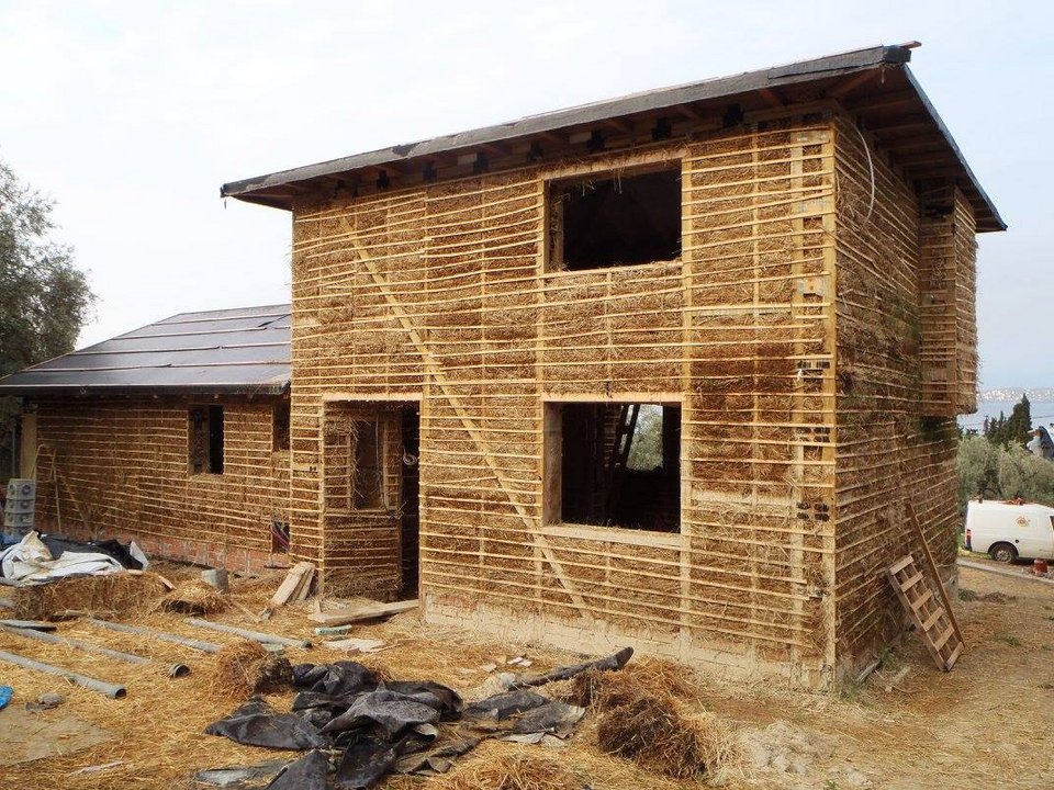 Cob: Δυο Λαρισαίοι φτιάχνουν (κανονικά) σπίτια από άχυρο και πηλό, από 1.500 ευρώ [εικόνες] | iefimerida.gr 10