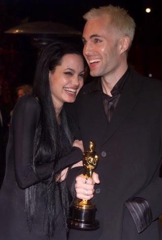 Το φιλί που σόκαρε τα Οσκαρ -Οταν η Τζολί άρχισε τα φιλιά στο στόμα στον αδελφό της [εικόνες] | iefimerida.gr 1