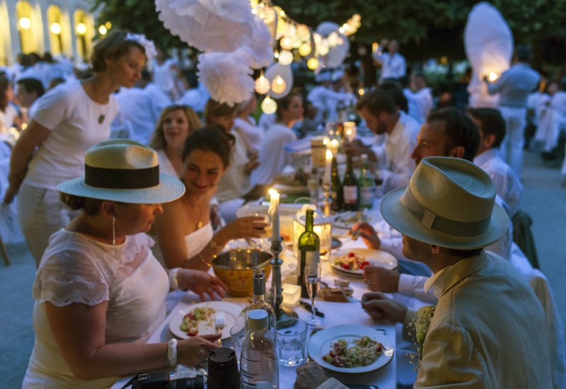 «Δείπνο στα λευκά» -Η παριζιάνικη πολυτελής συνήθεια που αντέγραψαν οι πόλεις του κόσμου [εικόνες] | iefimerida.gr 2