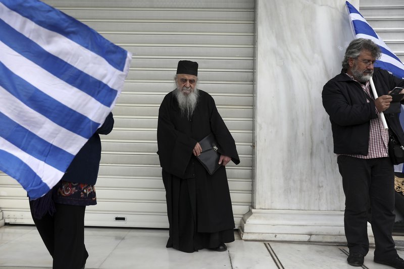 Οι φυσιογνωμίες του συλλαλητηρίου: Μακεδονομάχοι, Κρητικοί, καλόγριες, στολές παραλλαγής και απλοί πολίτες στο Σύνταγμα [εικόνες]  | iefimerida.gr 9