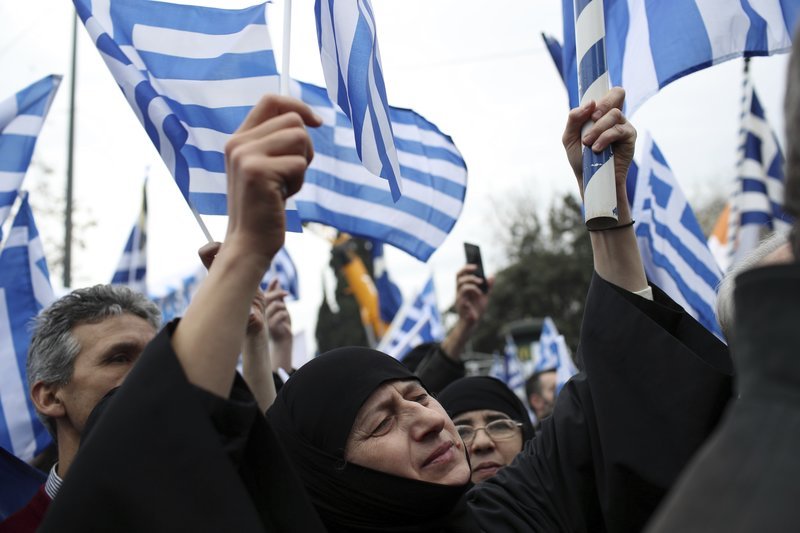 Οι φυσιογνωμίες του συλλαλητηρίου: Μακεδονομάχοι, Κρητικοί, καλόγριες, στολές παραλλαγής και απλοί πολίτες στο Σύνταγμα [εικόνες]  | iefimerida.gr 10