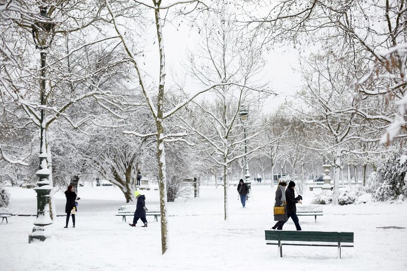 Μία υπέροχη καρτ-ποστάλ το Παρίσι -Ασπρισαν τα πάντα [εικόνες] | iefimerida.gr 8