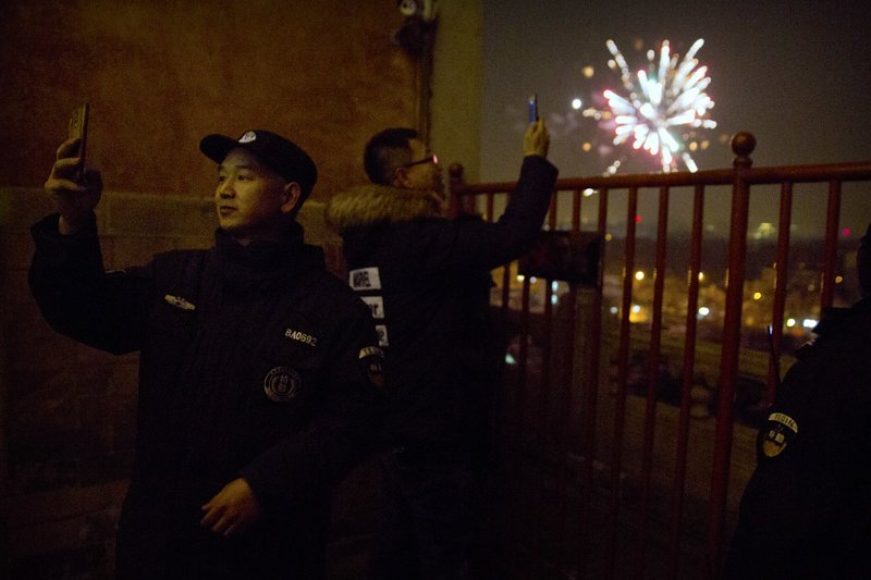 Οι Κινέζοι μόλις υποδέχθηκαν το νέο έτος! Σόου πυροτεχνημάτων [εικόνες & βίντεο] | iefimerida.gr 0