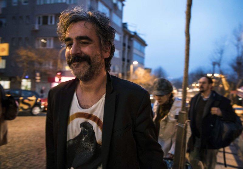 Tουρκία: Ελεύθερος ο δημοσιογράφος Ντενίζ Γιουτζέλ -Εφυγε για Γερμανία | iefimerida.gr 1