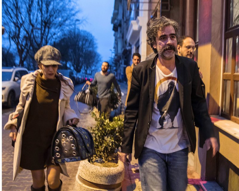 Tουρκία: Ελεύθερος ο δημοσιογράφος Ντενίζ Γιουτζέλ -Εφυγε για Γερμανία | iefimerida.gr 0