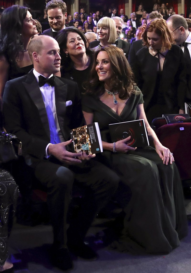 Ανελέητο bullying στην Κέιτ Μίντλετον -Το ντύσιμό της στα Bafta που εξόργισε [εικόνες] | iefimerida.gr 3