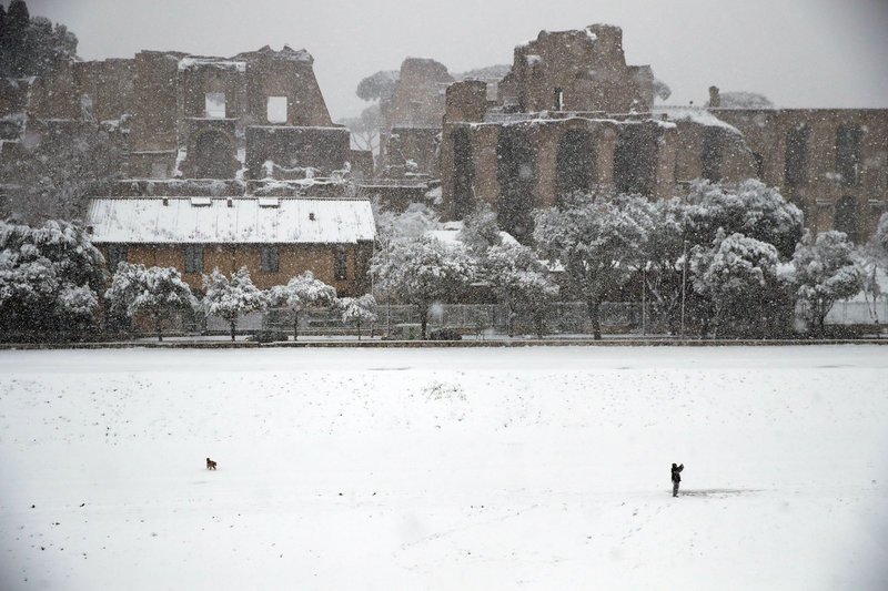 Πρωτοφανής χιονοθύελλα στην Ιταλία, αγνώριστη η Ρώμη ντυμένη στα λευκά! [εικόνες] | iefimerida.gr 2