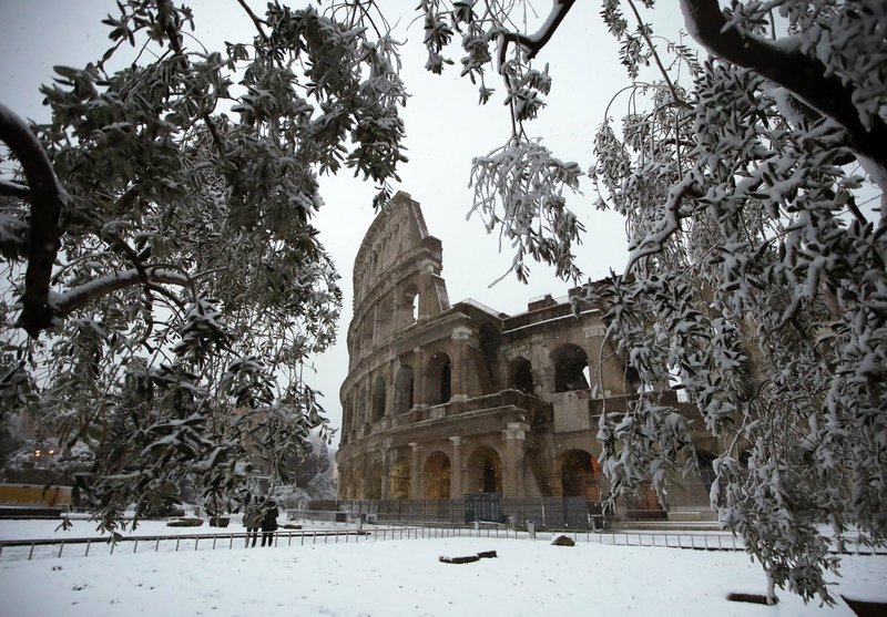 Πρωτοφανής χιονοθύελλα στην Ιταλία, αγνώριστη η Ρώμη ντυμένη στα λευκά! [εικόνες] | iefimerida.gr 9