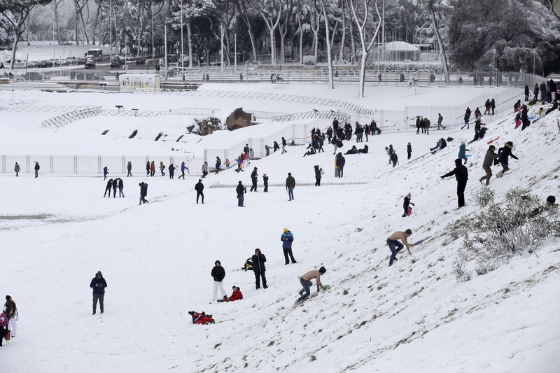 Πρωτοφανής χιονοθύελλα στην Ιταλία, αγνώριστη η Ρώμη ντυμένη στα λευκά! [εικόνες] | iefimerida.gr 13