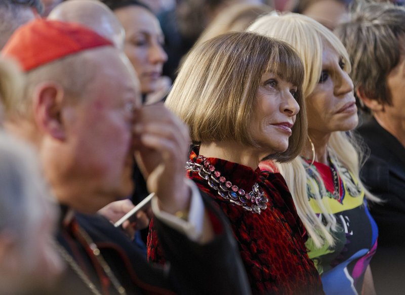 Το σεμνό ντύσιμο κατά την Αννα Γουίντουρ και την Donatella Versace -Τι φόρεσαν στην εκκλησία [εικόνες] | iefimerida.gr 5