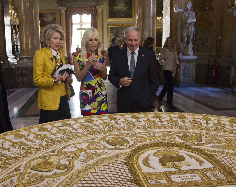 Το σεμνό ντύσιμο κατά την Αννα Γουίντουρ και την Donatella Versace -Τι φόρεσαν στην εκκλησία [εικόνες] | iefimerida.gr 3