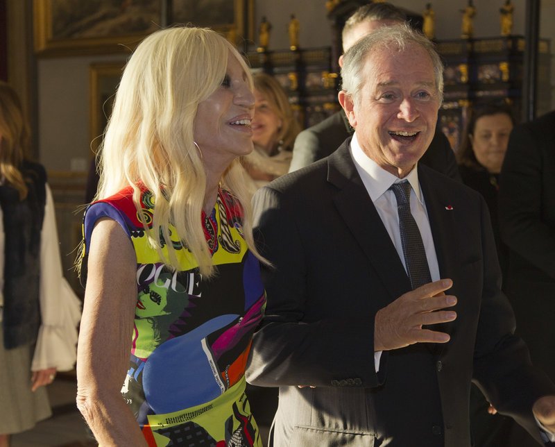 Το σεμνό ντύσιμο κατά την Αννα Γουίντουρ και την Donatella Versace -Τι φόρεσαν στην εκκλησία [εικόνες] | iefimerida.gr 4