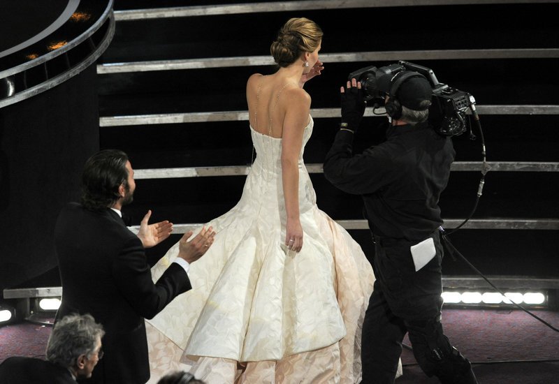 Flashback: Η επική τούμπα της Τζένιφερ Λόρενς όταν πήγαινε να παραλάβει το Οσκαρ της [βίντεο] | iefimerida.gr 6