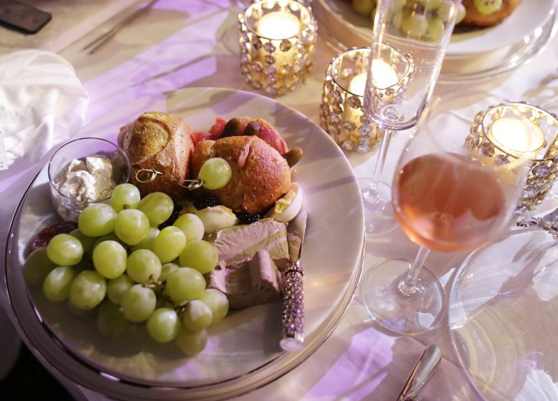 «Δείπνο στα λευκά» -Η παριζιάνικη πολυτελής συνήθεια που αντέγραψαν οι πόλεις του κόσμου [εικόνες] | iefimerida.gr 1