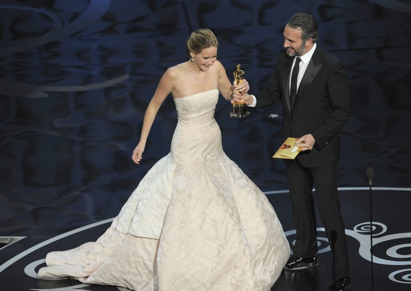 Flashback: Η επική τούμπα της Τζένιφερ Λόρενς όταν πήγαινε να παραλάβει το Οσκαρ της [βίντεο] | iefimerida.gr 17